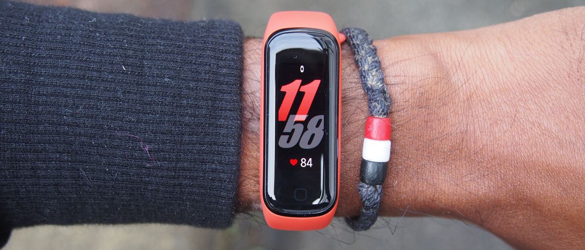 A Samsung Galaxy Fit 2 on someone&#039;s wrist