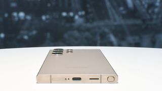 Samsung Galaxy S24 Ultra set fra bunden med synlig USB-C port
