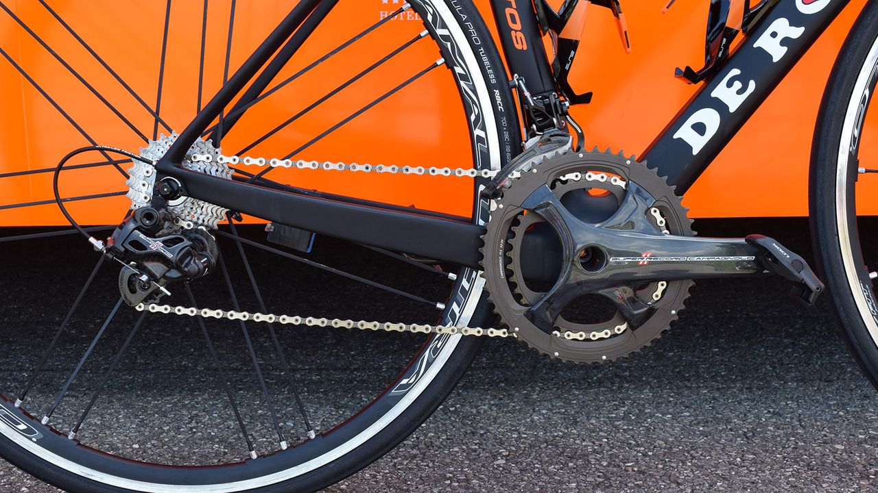 Cunego's De Rosa was equipped with a mechanical Campagnolo Super Record drivetrain