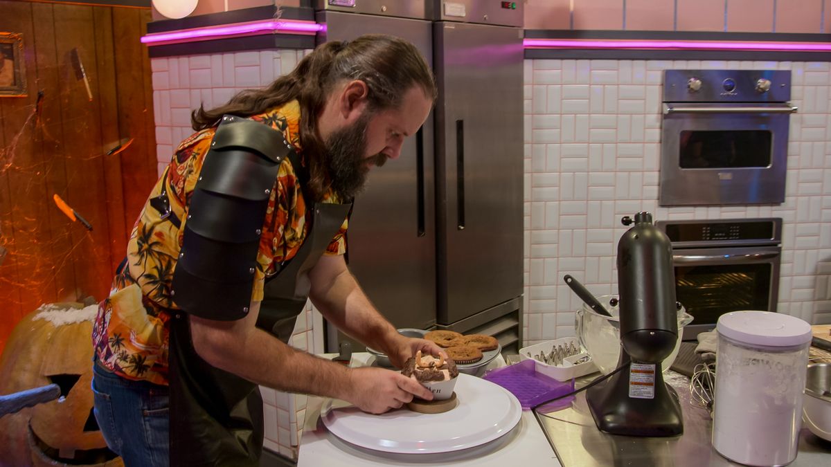 Making a terrible Geralt cake