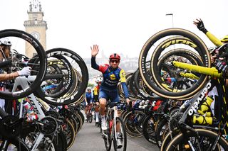 Bauke Mollema, Pello Bilbao and other retiring riders receive guard of honour send-off at Il Lombardia
