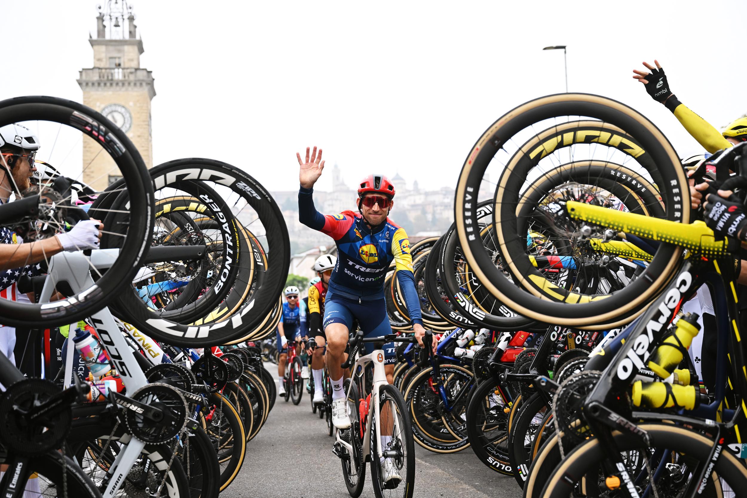 Bauke Mollema rides through a guard of honour to celebrate his final race at Il Lombardia 2026
