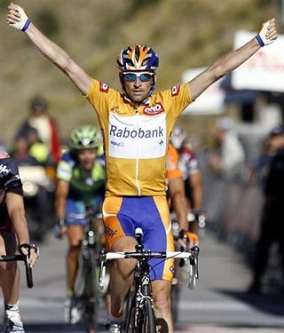 Russian Denis Menchov (Rabobank) gives a victory salute.