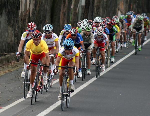Race leader Byron Guama sits in second wheel as his teammate patrols the front of the bunch.