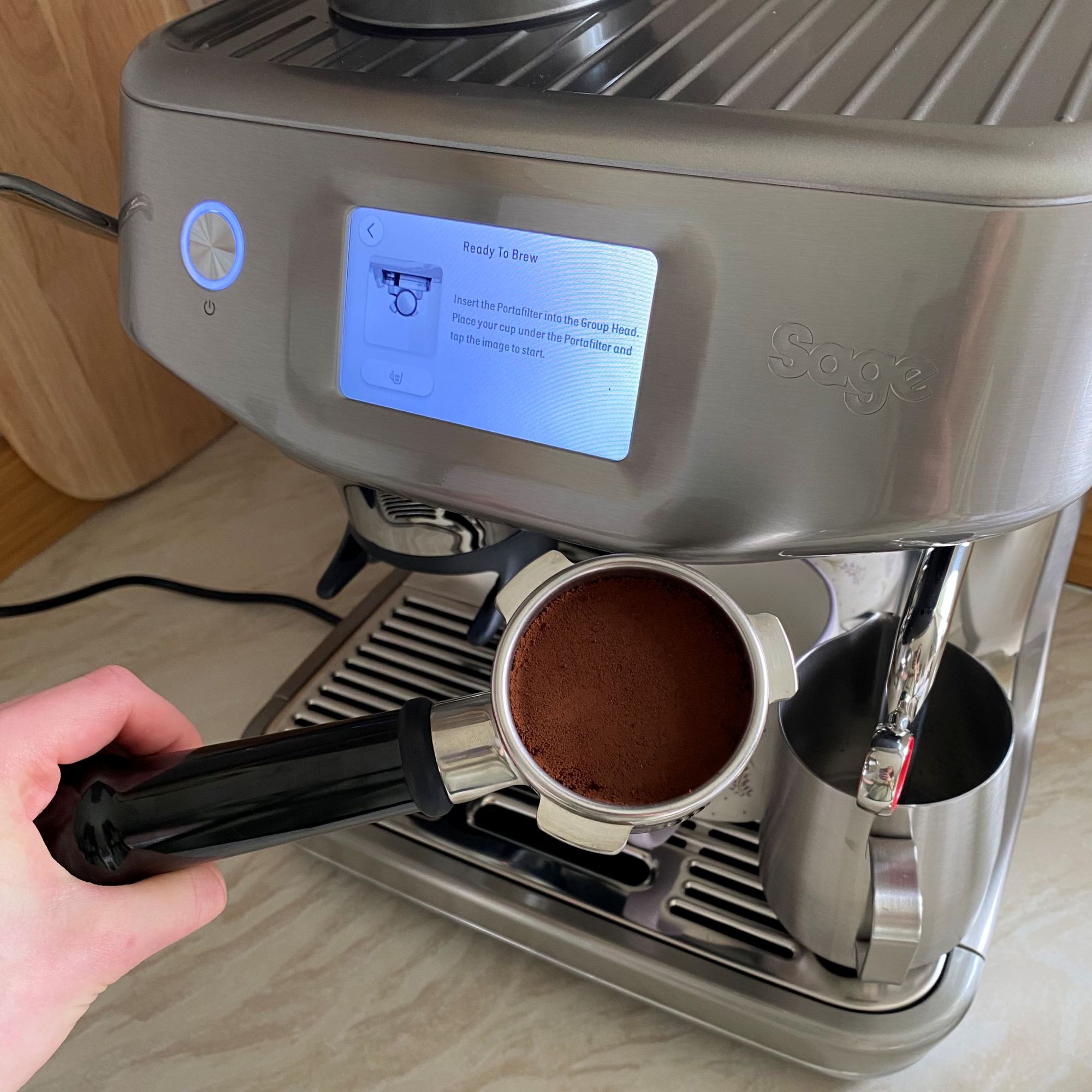 Sage Barista Touch Impress with Cold Extraction - coffee in portafilter