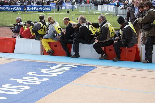 The media eagerly awaits the arrival of the riders in the velodrome.