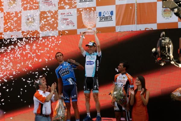 Leipheimer raises the trophy aloft.