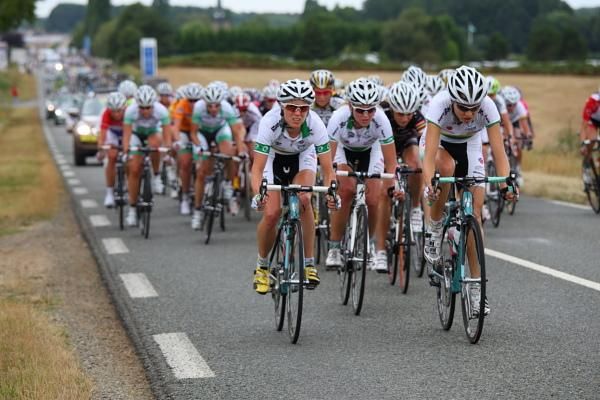 The Australian National Team organise themselves at the front with eight kilometres to ride. Anne Samplonius (Canada) was just 30 seconds ahead at this point.