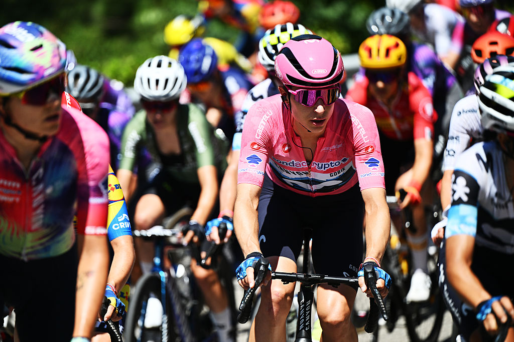 Marlen Reusser wears the maglia rosa into the queen stage 7 at the Giro d'Italia Women