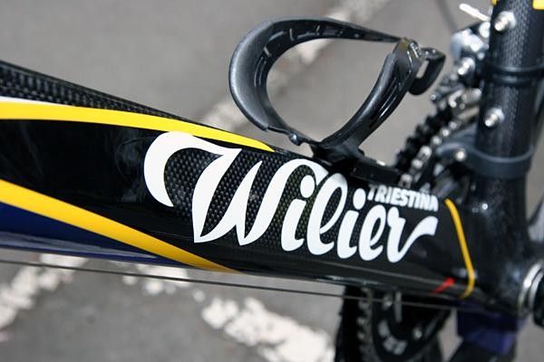 A airfoil-shaped downtube.