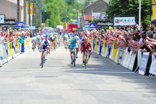 Evans hits the line before Coppel and Kashechkin