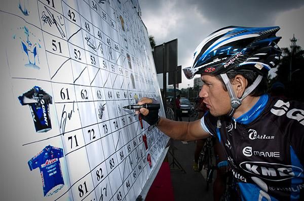 Muradjan Halmuratov (Giant Kenda) signs on for stage seven in Danzhou.