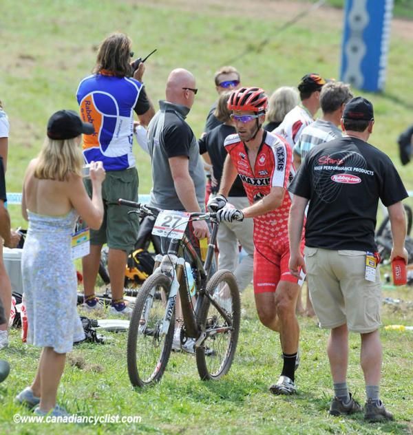 Geoff Kabush (Maxxis-Rocky Mountain) arrives in the tech zone on foot.