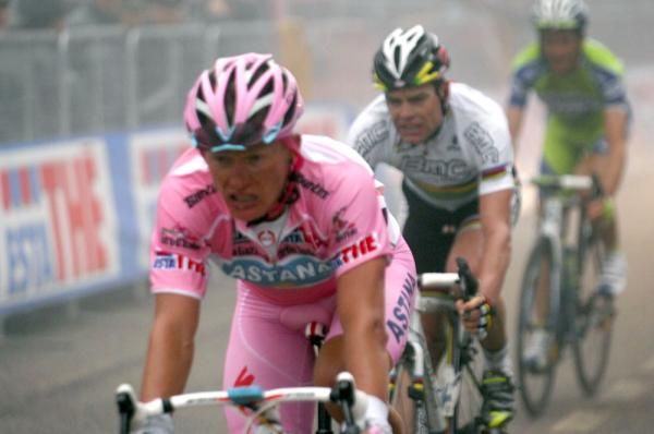 Alexandre Vinokourov (Astana) finishes stage eight ahead of Cadel Evans (BMC Racing Team)