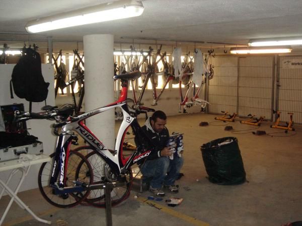 A mechanic makes some tweaks to a rider's cleat position.