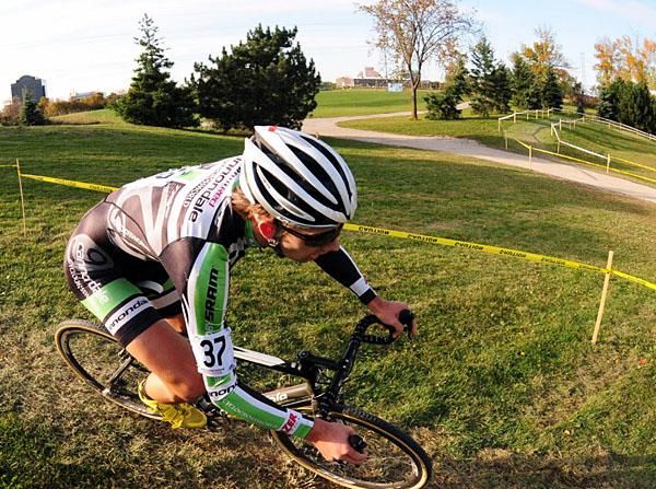 Jamey Driscoll (Cyclocrossworld.com/Cannondale) chasing Johnson.