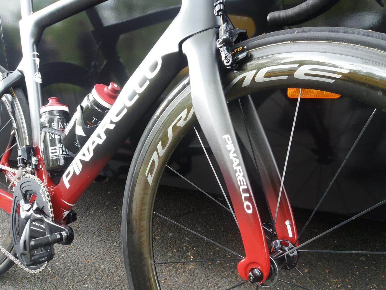 The new fork retains the tabs on the dropouts for improved aerodynamics