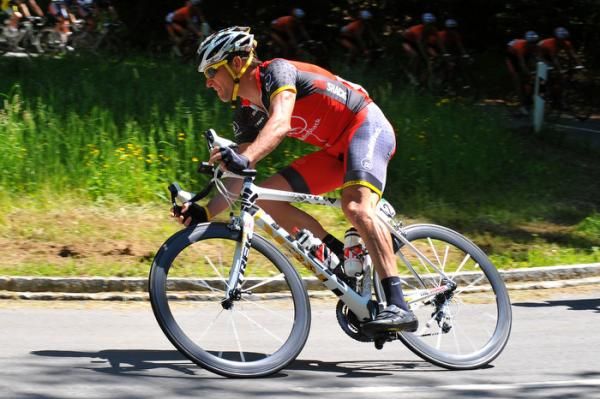Lance Armstrong (RadioShack) leans into a turn.