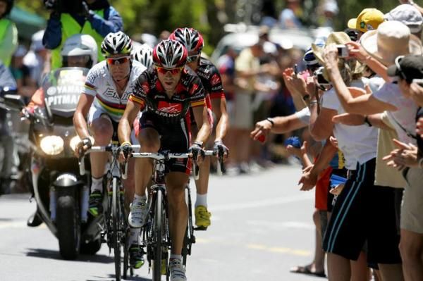 Alejandro Valverde (Caisse d'Epargne) leads Cadel Evans (BMC) and Luis Leon Sanchez (Caisse d'Epargne) the second time around.