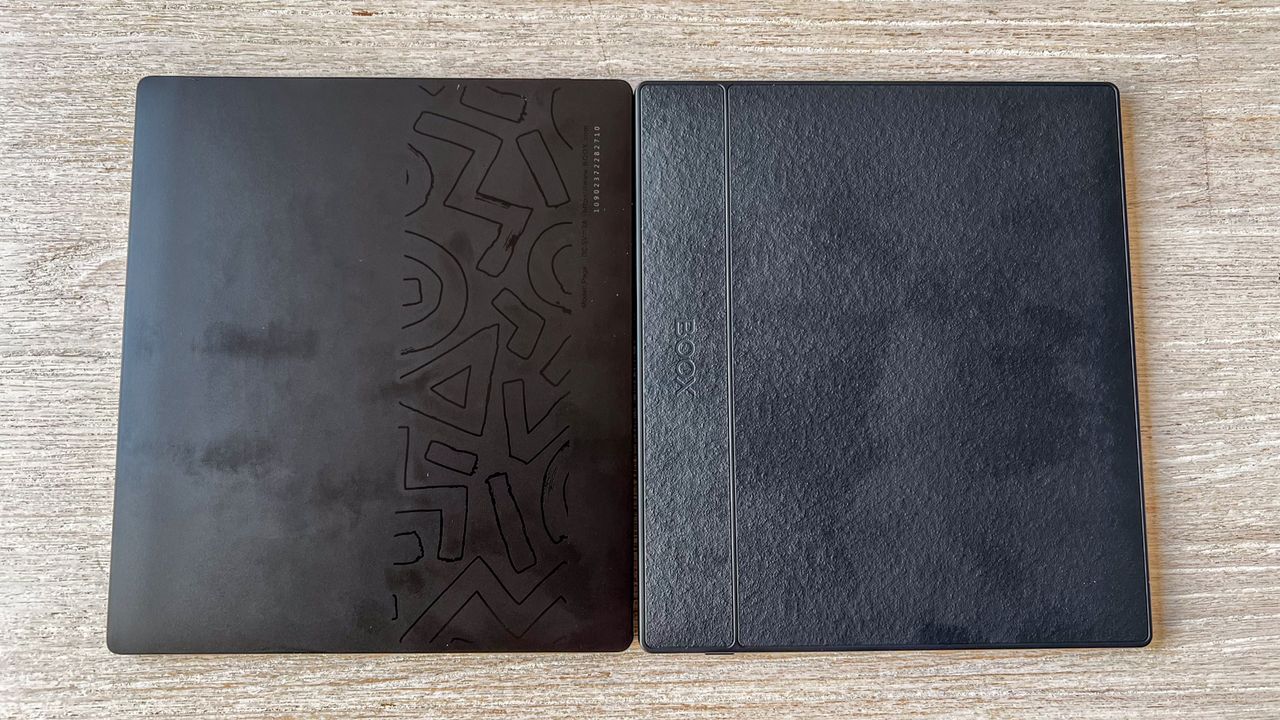 The rear panels of the Onyx Boox Page (right) and the Onyx Boox Go Color 7 (right)