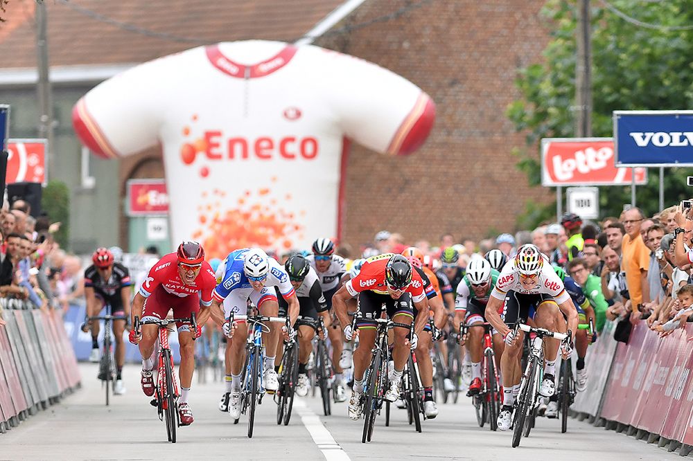 The sprinters approach the line during stage 4 at the Eneco Tour
