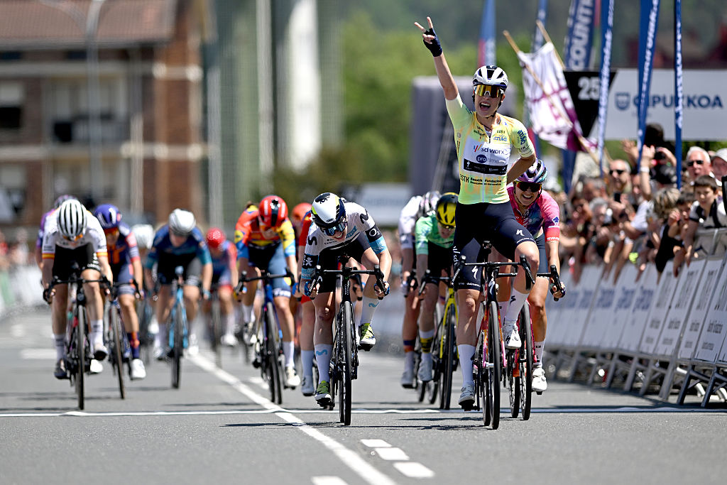 Itzulia Women: Mischa Bredewold makes it two-for-two with stage 2 sprint win