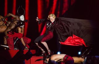 Madonna falls at Brits 2015