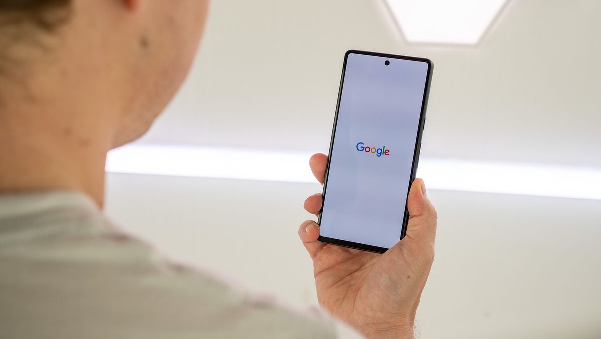 The Google logo on the Google Pixel 7&#039;s display