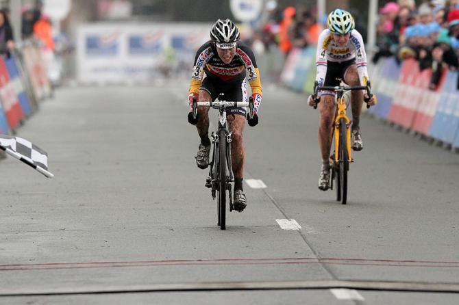 Sanne Cant leads Nikki Harris