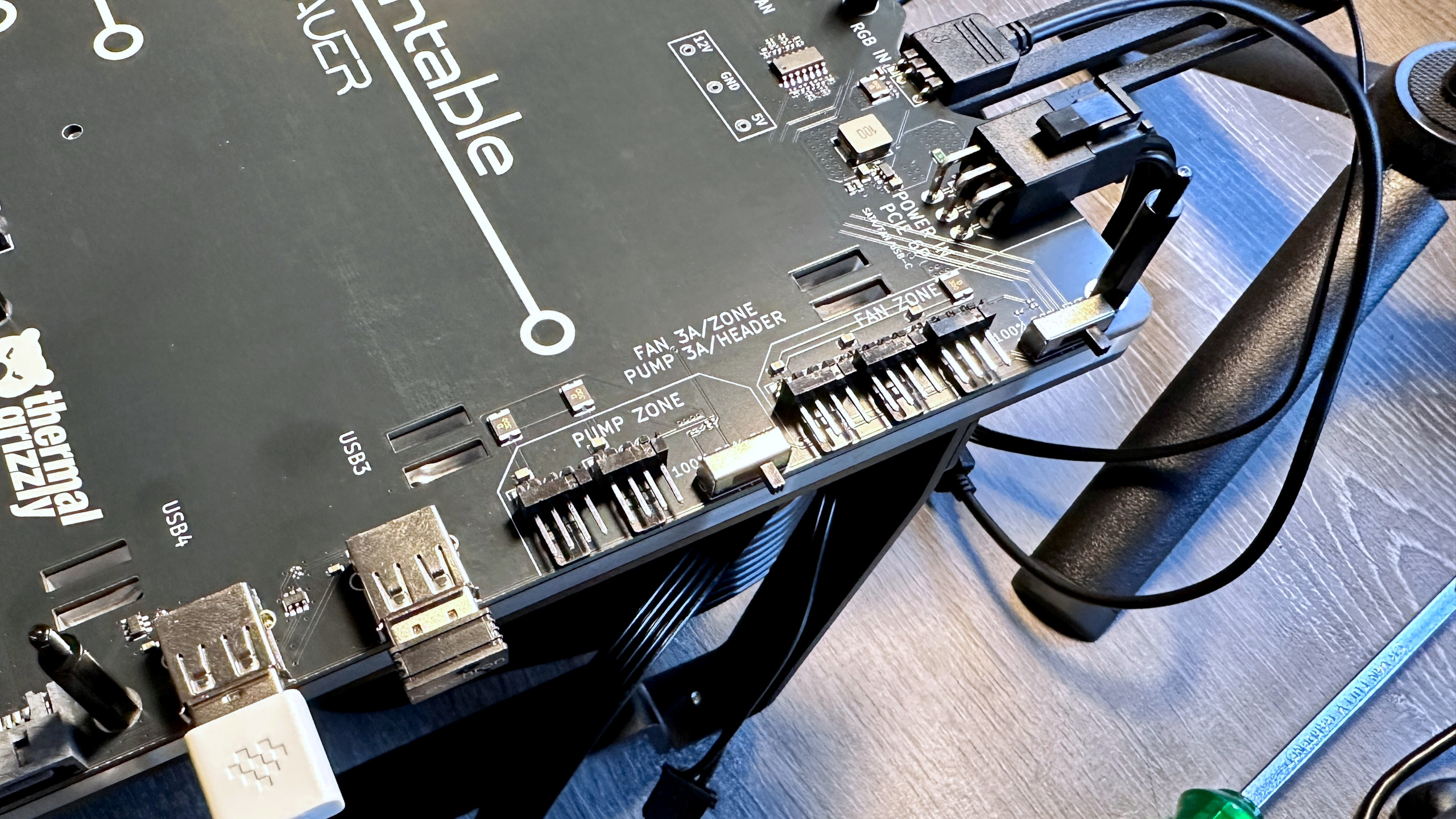 A close-up photo of the fan and pump headers on the Thermal Grizzly Der8enchtable test platform
