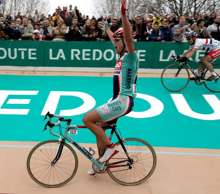 Magnus Backstedt (Alessio-Bianchi) wins the 2004 edition of Paris-Roubaix