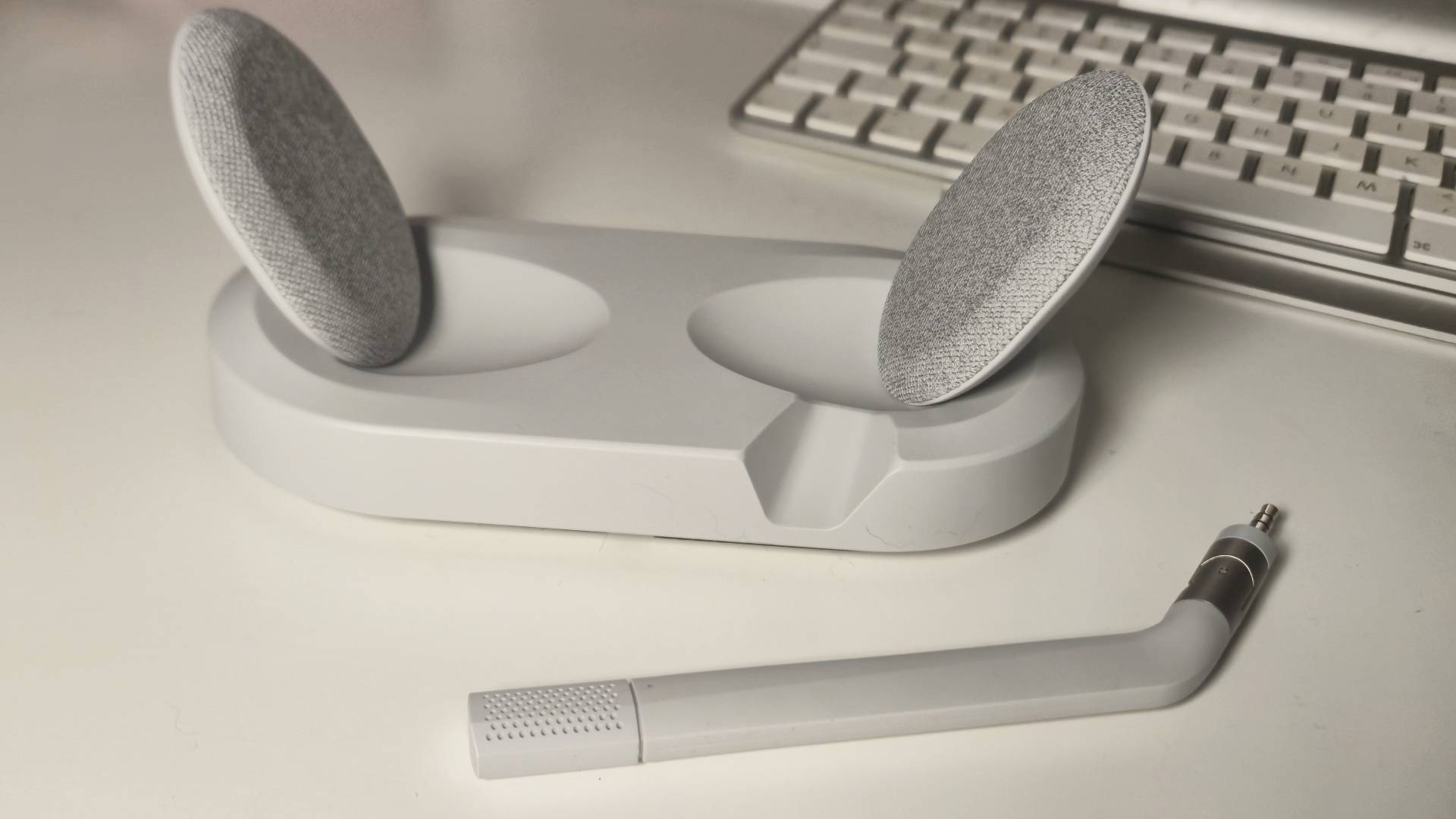 Photo by Rosalie Newcombe of the Fractal Design Scape wireless gaming headset, sitting on a white desk.