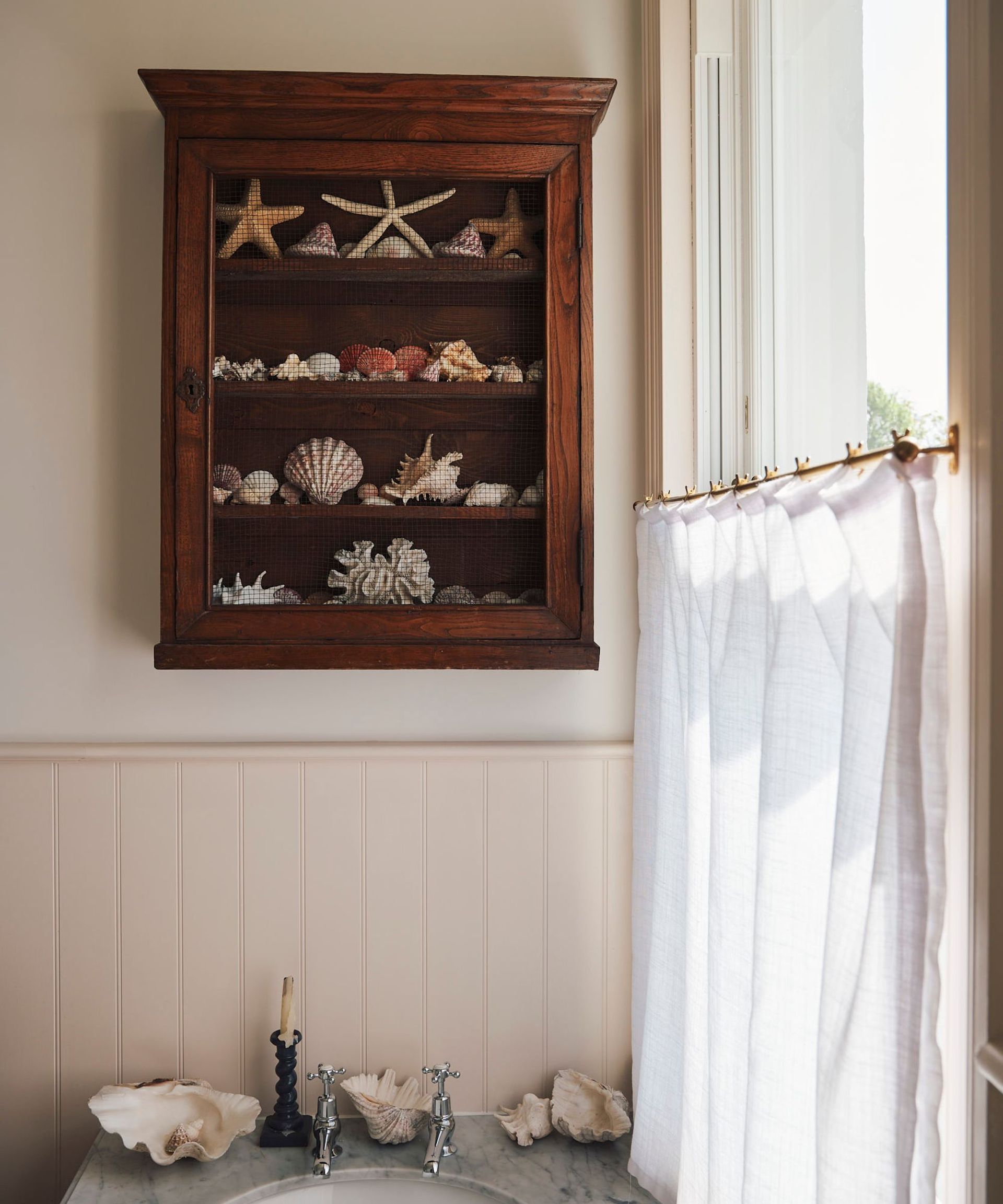 Why interior designers are loving the cafe curtain trend | Homes and Gardens