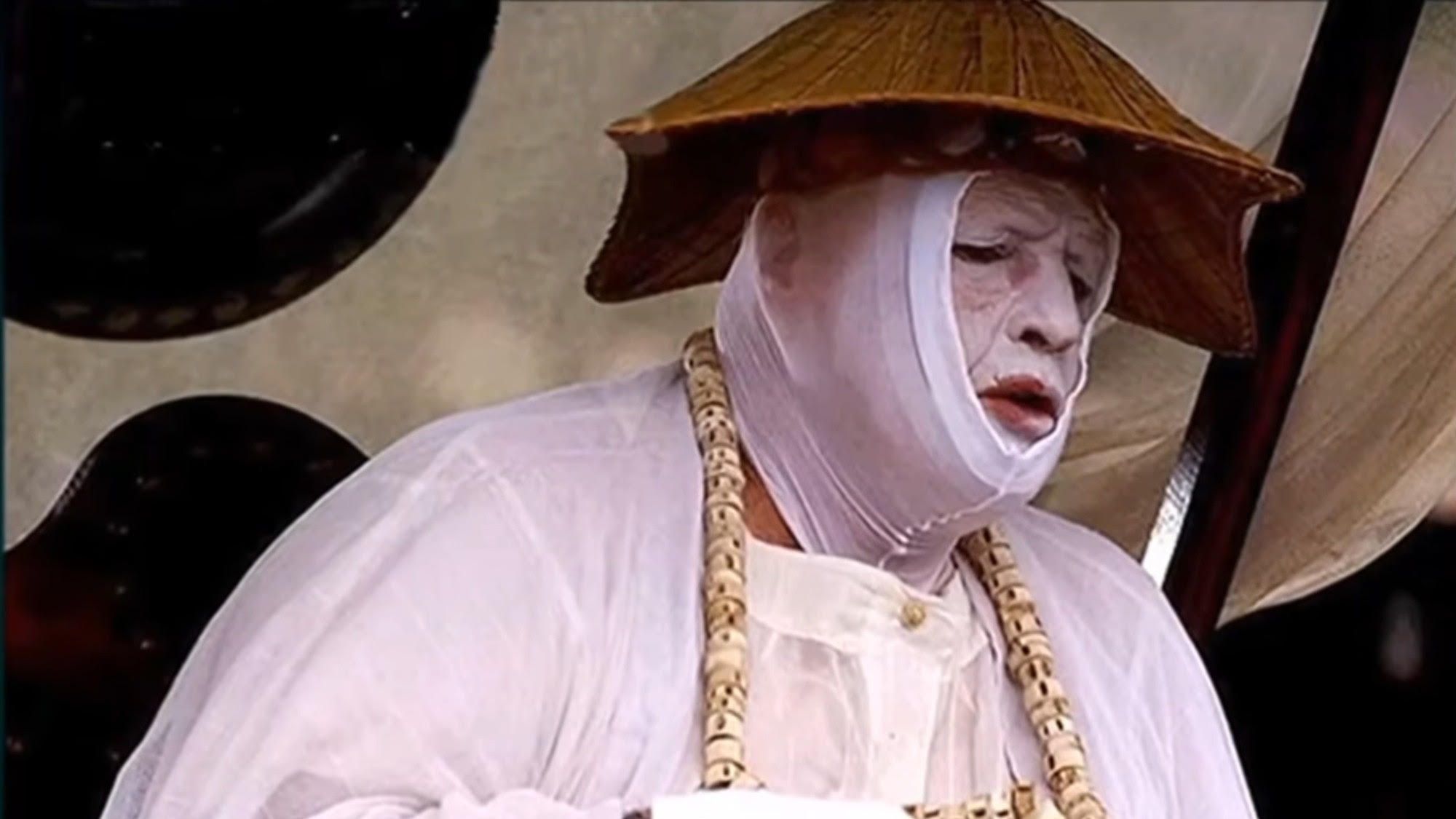 About That Time Marlon Brando Wore An Ice Bucket Hat Since It Was Hot, And It Ended Up In The Movie
