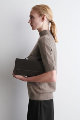 AZWGuuwBFzFwRpfRznpnKZ-320-80 Cos 'Gallery Tote على وشك أن يكون خريف 2025 لشراء تكنولوجيا المعلومات