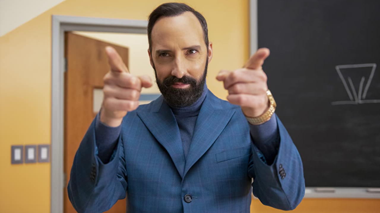 Tony Hale señala a la clase en The Mysterious Benedict Society.