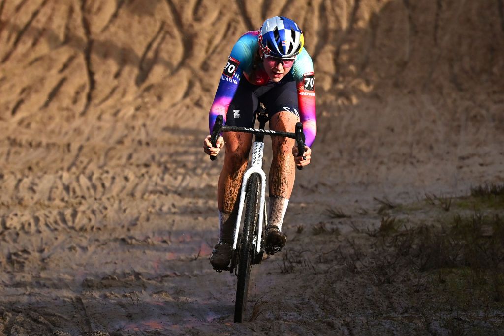 ZONHOVEN BELGIUM DECEMBER 22 Zoe Backstedt of The United Kingdom and Team CanyonSram Racing competes during the 28th Zonhoven UCI CycloCross Worldcup 2024 Womens Elite on December 22 2024 in Zonhoven Belgium Photo by Luc ClaessenGetty Images