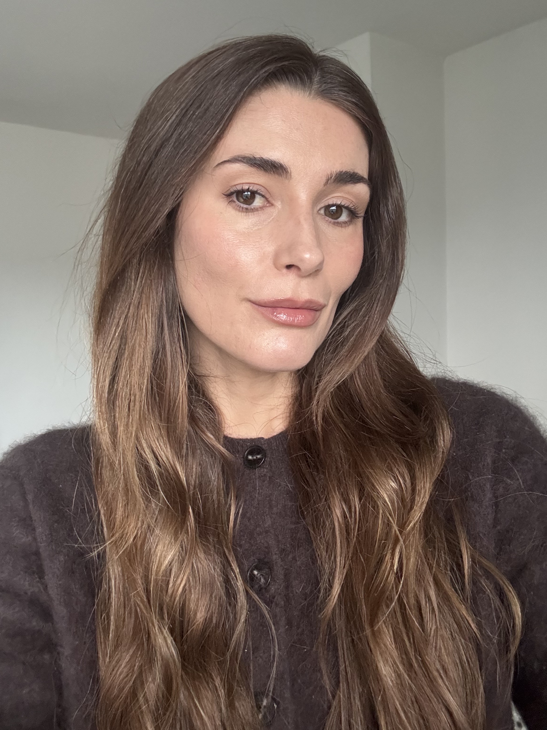Eleanor wearing Summer Fridays SoftLine Lip Liner in shade toffee with summer fridays lip butter balm in brown sugar