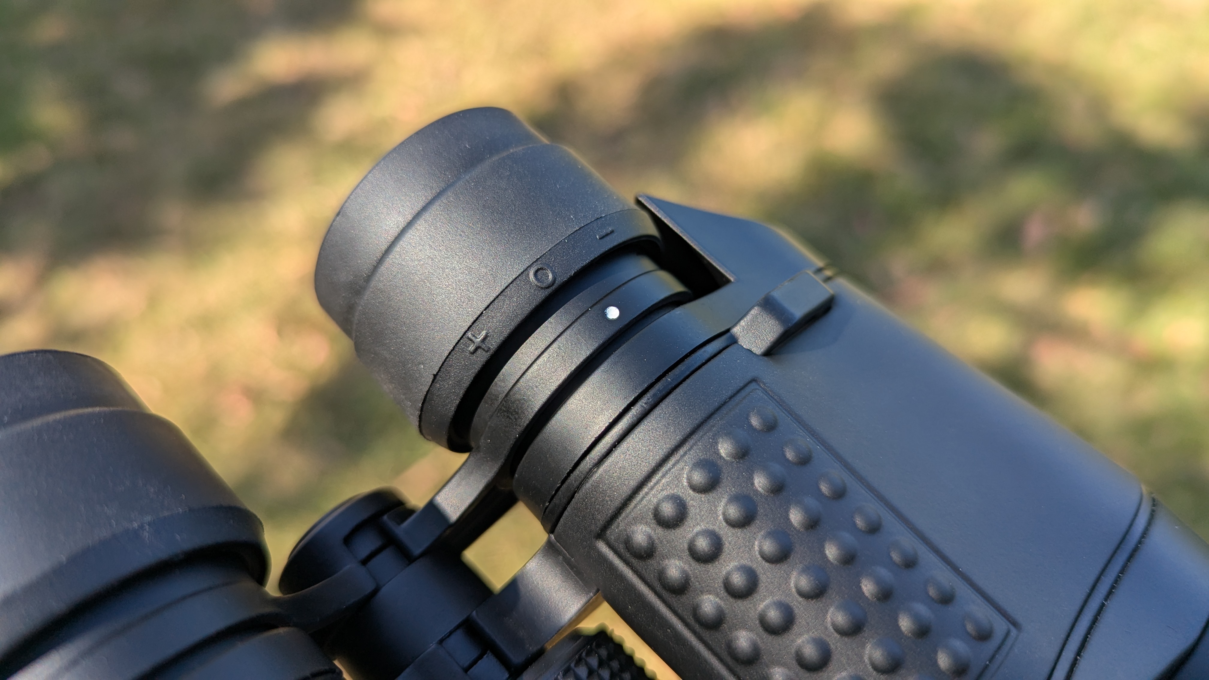 Close-up of the Falcon 10x50&amp;rsquo;s diopter adjustment dial