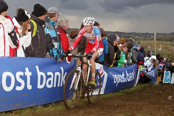 Klaas Vantornout (Sunweb-Revor) would finish on the podium in third place.