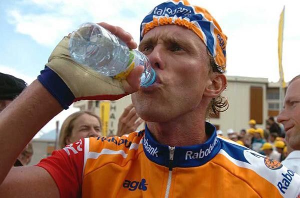 Michael Boogerd (Rabobank) rehydrates