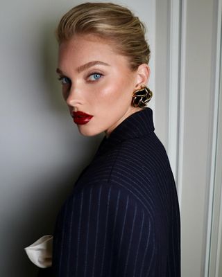 Elsa Hosk com corte de cabelo curto dolce vita