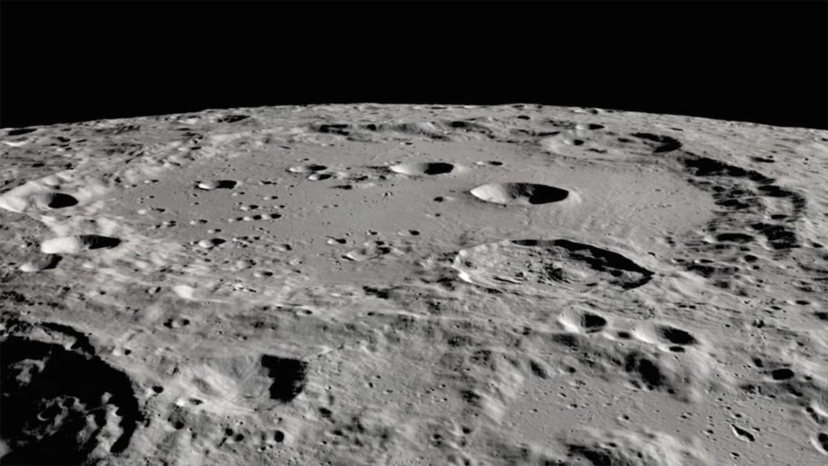 Eine Nahaufnahme vieler Krater auf dem Mond.