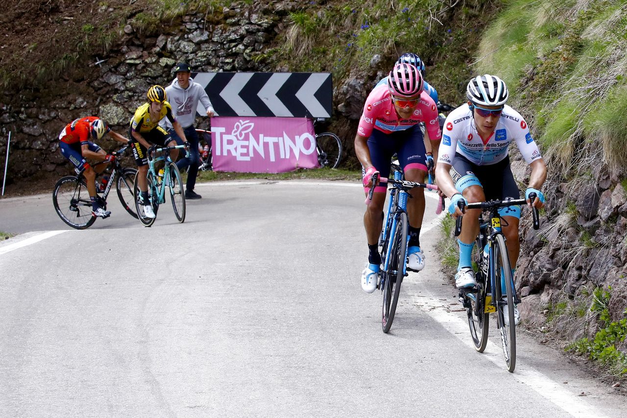 Lopez leads Carapaz and Landa on the Manghen while Roglic and Nibali linger further back.