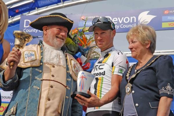 Mark Renshaw (HTC Highroad) with the stage winner's trophy