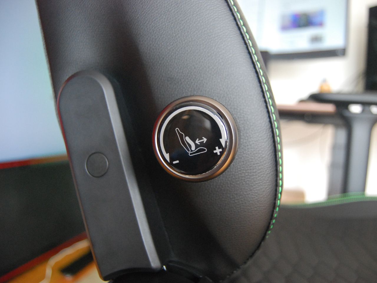 Razer Iskur V2 lumbar depth dial