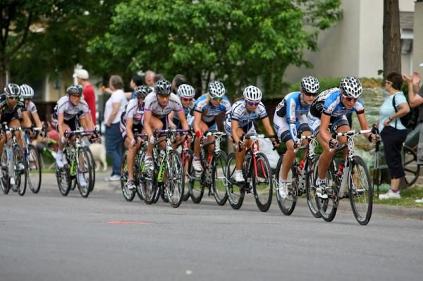 Things get single file right from the start of the women's race.