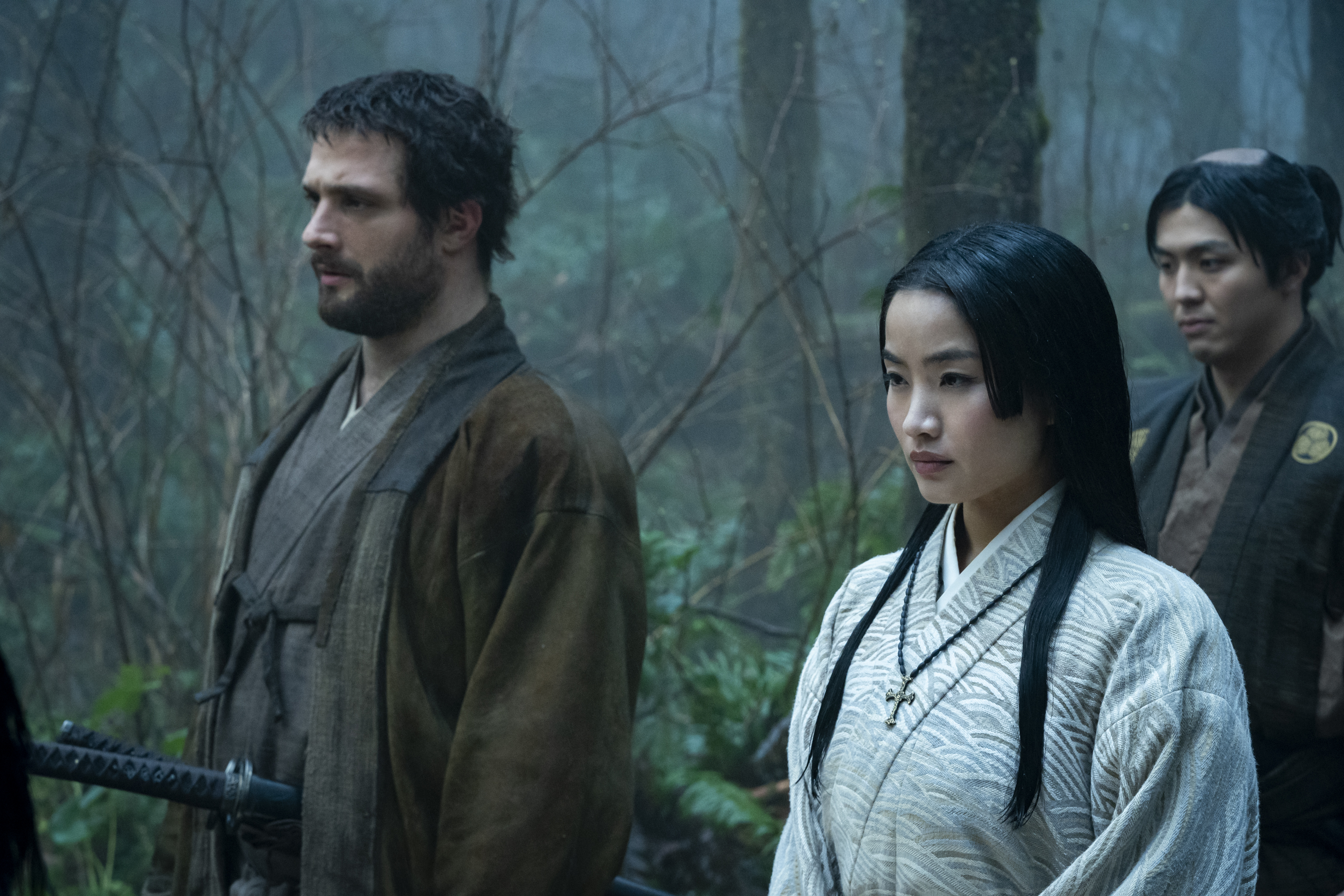 cosmo jarvis as john blackthorne and anna sawai as toda mariko, standing in the woods with a young soldier (right), in shogun