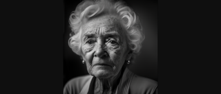 Ritratto fotorealistico di testa e spalle di una signora anziana in bianco e nero, realizzato con un generatore di imamgini AI.