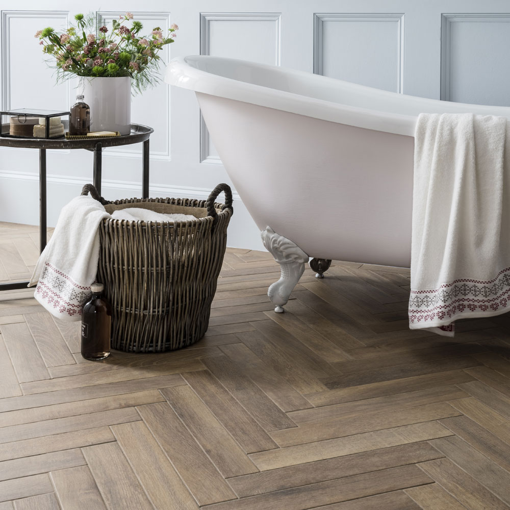bathroom with bathtub and clothes basket